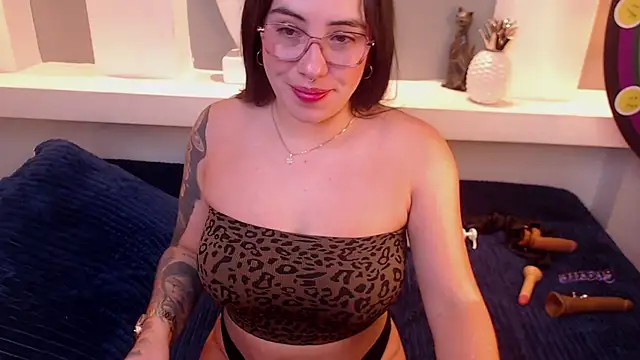 Snapshot of milu_w4llace chatting on December 13, 2025, 11:55 pm milu w4llace online show from December 13, 2025, 11:55 pm