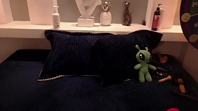 Snapshot of milu_w4llace chatting on October 25, 2025, 12:43 am milu w4llace online show from October 25, 2025, 12:43 am