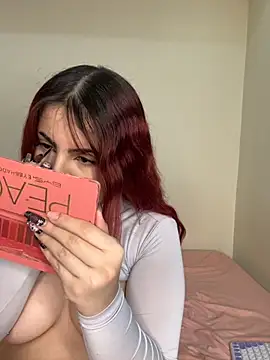 Snapshot of Ivelleee_ chatting on November 16, 2025, 7:57 am Ivelleee online show from November 16, 2025, 7:57 am