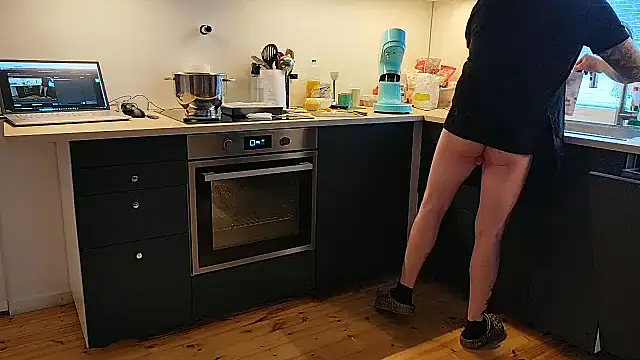 Snapshot of LucysSluttyHubby chatting on December 4, 2025, 10:14 am LucysSluttyHubby online show from December 4, 2025, 10:14 am