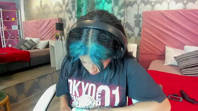 Snapshot of Karin_Ks chatting on October 28, 2025, 7:13 pm Karin Ks online show from October 28, 2025, 7:13 pm