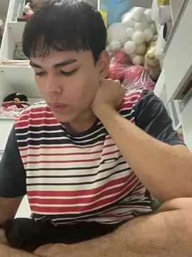 yue014 online show from May 8, 2026, 4:05 am