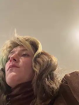 Snapshot of 2brokegirlz chatting on September 9, 2025, 9:13 pm 2brokegirlz online show from September 9, 2025, 9:13 pm