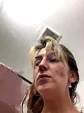 Snapshot of 2brokegirlz chatting on September 10, 2025, 6:18 pm 2brokegirlz online show from September 10, 2025, 6:18 pm