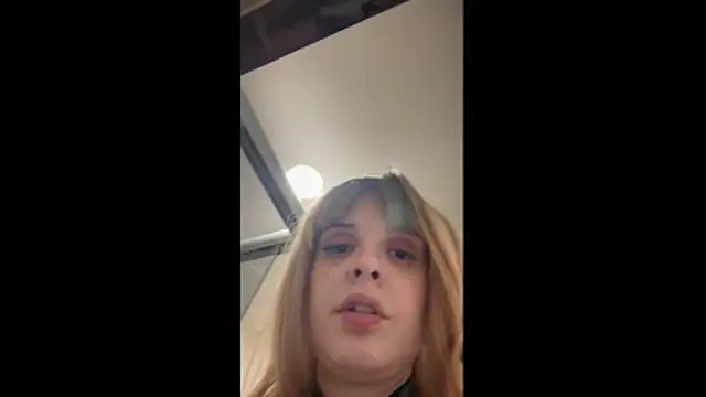 Snapshot of LoganPeny chatting on April 24, 2026, 9:33 am LoganPeny online show from April 24, 2026, 9:33 am