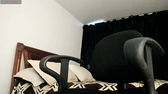 Snapshot of Hat_girl chatting on May 12, 2026, 9:43 pm Hat girl online show from May 12, 2026, 9:43 pm