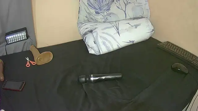 Snapshot of XhosaBoobs4U chatting on October 17, 2025, 7:37 pm XhosaBoobs4U online show from October 17, 2025, 7:37 pm