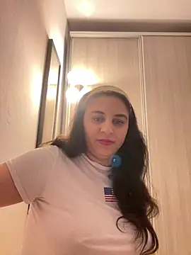 Snapshot of Veramaia chatting on May 13, 2026, 7:04 am Veramaia online show from May 13, 2026, 7:04 am