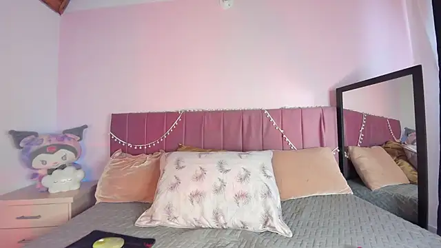 Snapshot of kitty-kryss chatting on November 5, 2025, 12:52 pm kitty-kryss online show from November 5, 2025, 12:52 pm