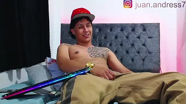 Snapshot of Stone_grey1_ chatting on November 2, 2025, 10:37 pm Stone grey1 online show from November 2, 2025, 10:37 pm