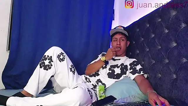 Snapshot of Stone_grey1_ chatting on November 18, 2025, 2:49 am Stone grey1 online show from November 18, 2025, 2:49 am