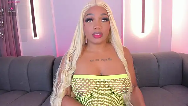 Snapshot of karol_white_ chatting on October 23, 2025, 4:11 am karol white online show from October 23, 2025, 4:11 am