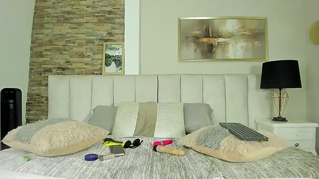 laura latinhot1 online show from December 19, 2025, 9:06 pm