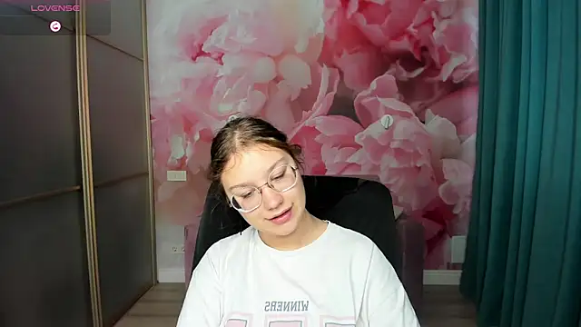 AngelinaLow online show from October 27, 2025, 12:28 pm