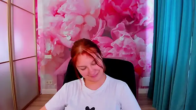 Snapshot of AngelinaLow chatting on June 1, 2026, 11:32 am AngelinaLow online show from June 1, 2026, 11:32 am