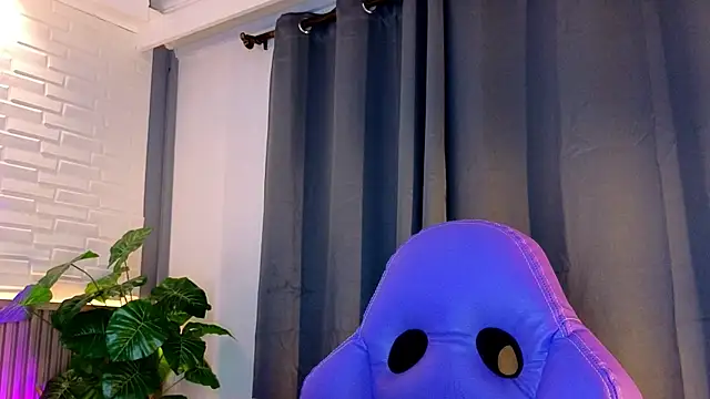 Snapshot of TiffanyWalk chatting on October 25, 2025, 11:42 am TiffanyWalk online show from October 25, 2025, 11:42 am