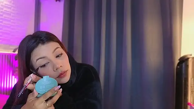 Snapshot of TiffanyWalk chatting on December 15, 2025, 10:43 am TiffanyWalk online show from December 15, 2025, 10:43 am