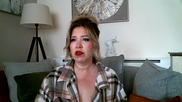Snapshot of MissHoneyPenny chatting on May 13, 2026, 9:27 am MissHoneyPenny online show from May 13, 2026, 9:27 am