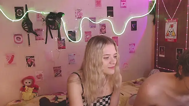 Snapshot of Your_Horny_Friends chatting on October 17, 2025, 1:24 pm Your Horny Friends online show from October 17, 2025, 1:24 pm