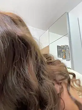 Snapshot of CelineReys chatting on November 28, 2025, 5:57 pm CelineReys online show from November 28, 2025, 5:57 pm