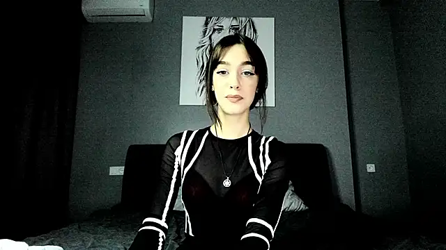 Elli Lourence online show from March 13, 2025, 8:32 pm