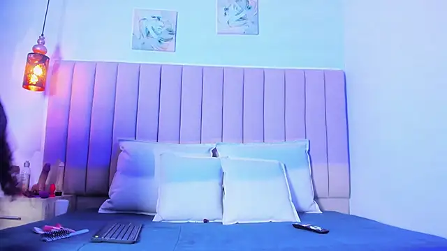 Snapshot of NicoleMadrird chatting on November 11, 2025, 7:52 pm NicoleMadrird online show from November 11, 2025, 7:52 pm