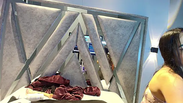 Alice 26  online show from December 4, 2025, 1:54 pm