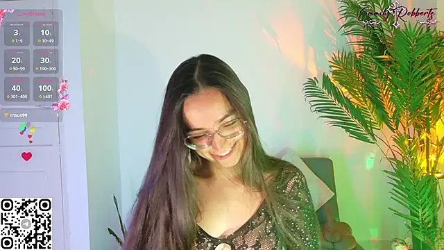 Snapshot of Emmi_Roberts chatting on July 14, 2026, 10:49 pm Emmi Roberts online show from July 14, 2026, 10:49 pm