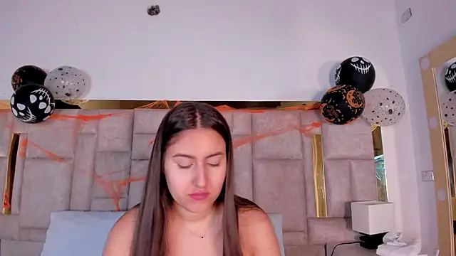 Hanna Evans   online show from October 27, 2025, 12:39 pm