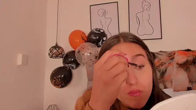 Hanna Evans   online show from October 25, 2025, 12:39 pm