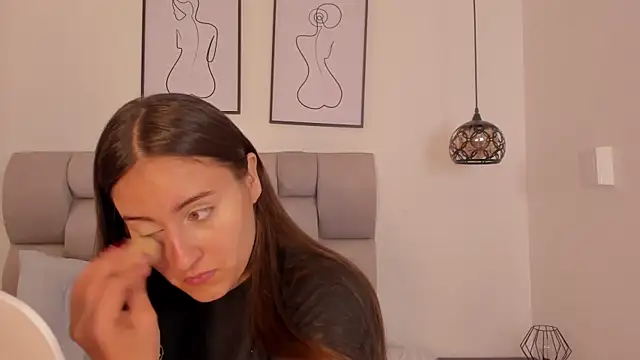 Hanna Evans   online show from October 21, 2025, 12:04 pm