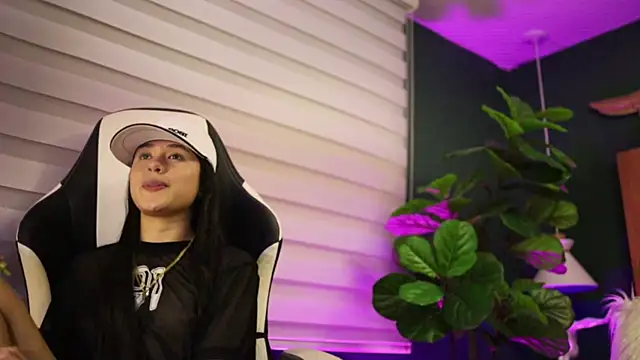 Snapshot of Danaa_Rouse chatting on October 31, 2025, 9:22 pm Danaa Rouse online show from October 31, 2025, 9:22 pm