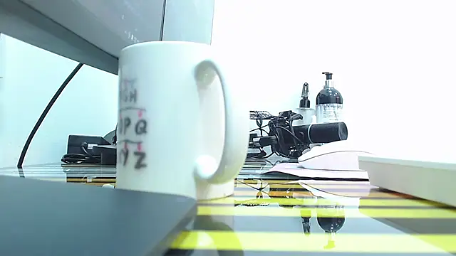 Snapshot of Coral_Lise chatting on December 1, 2025, 11:00 am Coral Lise online show from December 1, 2025, 11:00 am