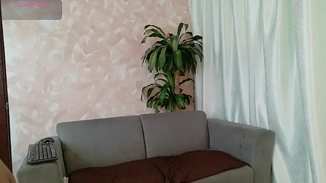Snapshot of YuliethPetite chatting on May 5, 2026, 1:25 pm YuliethPetite online show from May 5, 2026, 1:25 pm