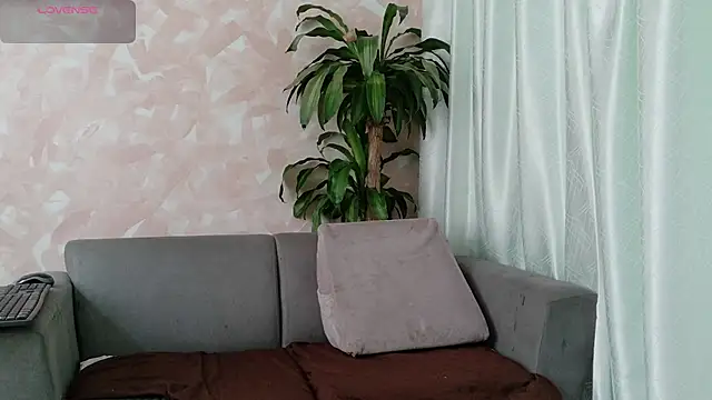 Snapshot of YuliethPetite chatting on May 4, 2026, 2:42 pm YuliethPetite online show from May 4, 2026, 2:42 pm