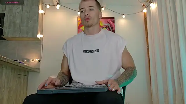 Snapshot of Ryannblue07 chatting on November 19, 2025, 10:43 pm Ryannblue07 online show from November 19, 2025, 10:43 pm