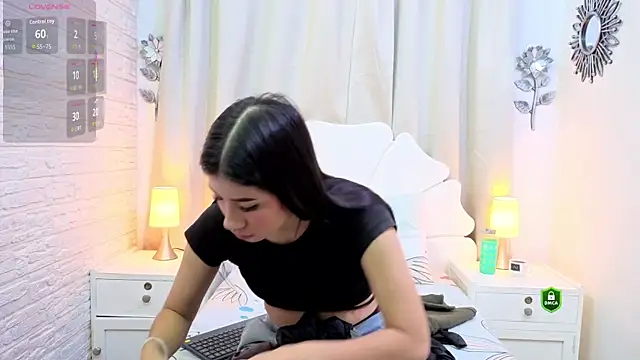 Snapshot of Lili_Opal chatting on February 13, 2026, 12:05 pm Lili Opal online show from February 13, 2026, 12:05 pm