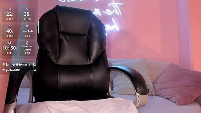 Snapshot of CandaseRussell chatting on December 13, 2025, 8:04 pm CandaseRussell online show from December 13, 2025, 8:04 pm