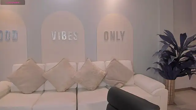 AmaliaCrus online show from November 17, 2025, 8:02 pm