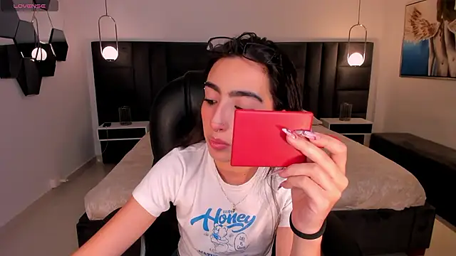 LarisaSmirnov online show from March 6, 2026, 4:18 am