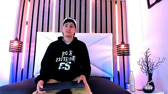 Jhojan twink online show from October 21, 2025, 11:42 am