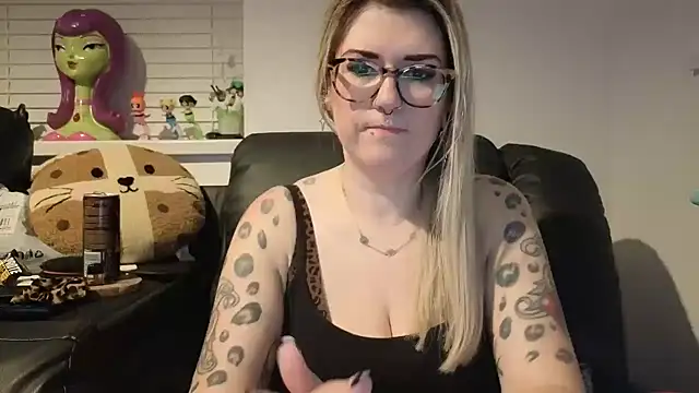 Snapshot of Sizzling_Indie36 chatting on March 21, 2026, 10:57 pm Sizzling Indie36 online show from March 21, 2026, 10:57 pm