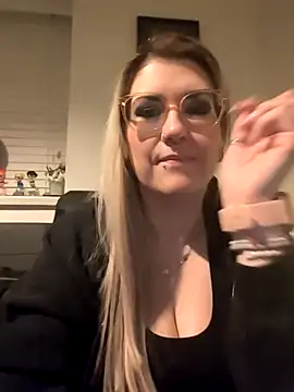 Snapshot of Sizzling_Indie36 chatting on March 2, 2026, 11:44 pm Sizzling Indie36 online show from March 2, 2026, 11:44 pm