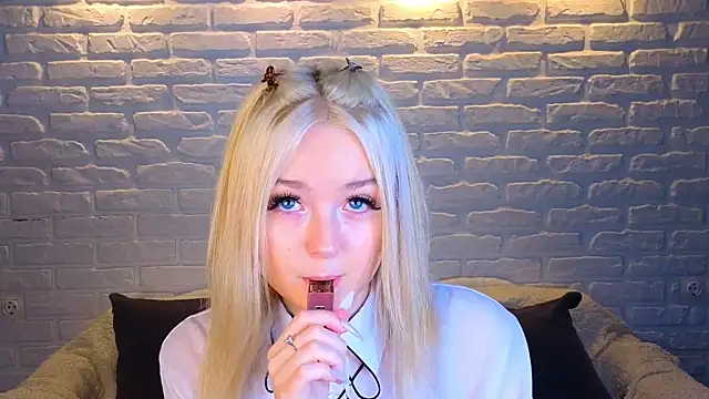 minigirl online show from March 19, 2025, 4:03 am