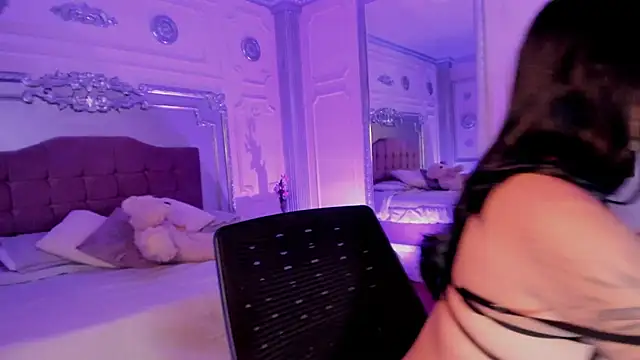 Snapshot of KatianPierce chatting on December 4, 2025, 7:35 pm KatianPierce online show from December 4, 2025, 7:35 pm