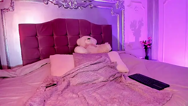 Snapshot of KatianPierce chatting on October 22, 2025, 7:46 pm KatianPierce online show from October 22, 2025, 7:46 pm