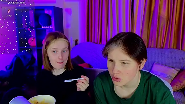 Snapshot of Tara_Lawson chatting on November 17, 2025, 11:47 am Tara Lawson online show from November 17, 2025, 11:47 am