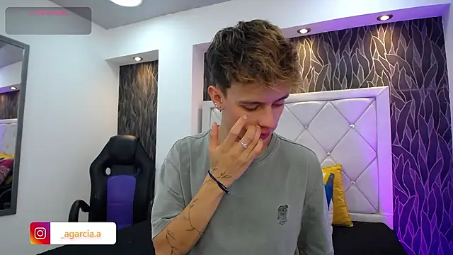 Snapshot of LiamWildx20 chatting on March 6, 2026, 5:02 am LiamWildx20 online show from March 6, 2026, 5:02 am