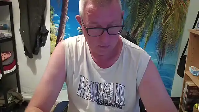 Snapshot of JamesBauer chatting on June 18, 2026, 4:55 am JamesBauer online show from June 18, 2026, 4:55 am