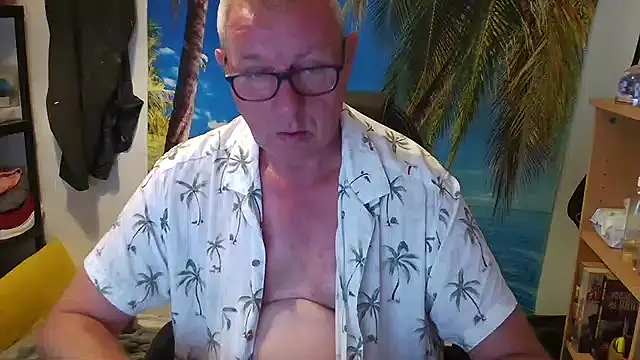 Snapshot of JamesBauer chatting on June 20, 2026, 4:50 am JamesBauer online show from June 20, 2026, 4:50 am